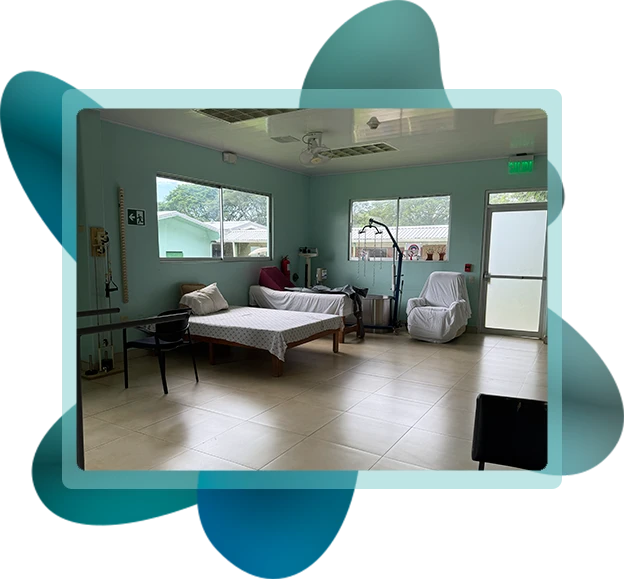 Fotografia de la sala de enfermería, dispone de camillas y espacio abierto para preservar la seguridad en el Hogar PAM Jesús María Vargas Vázquez